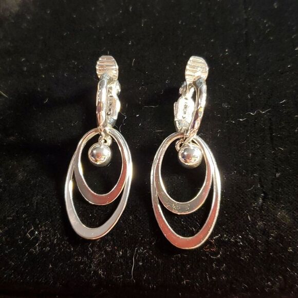 Monet Double Loop Hoops Clip On Earrings Silver Tone‎ Vintage Hammered Smooth - Picture 1 of 5